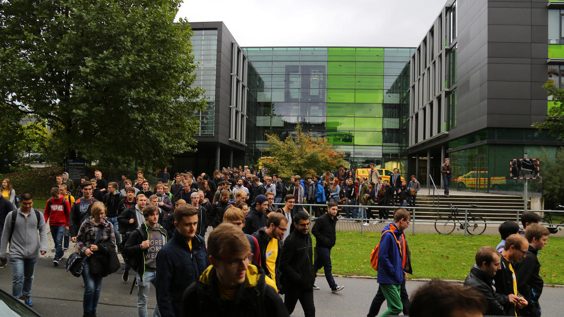 Die vielen Erstis auf dem Weg über den Campus zum Begrüßungsvortrag