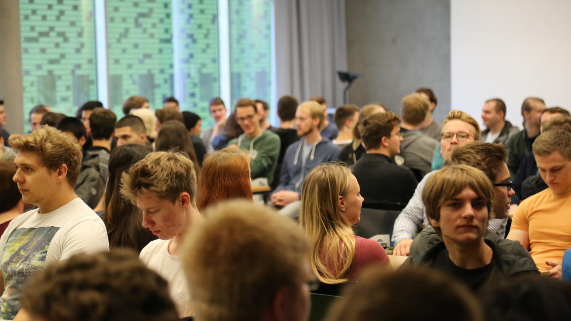 Neugierige Erstis beim morgentlichen Frühstück