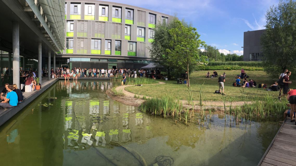 Entspannte Atmosphäre im Sommer draußen am Teich hinter dem APB